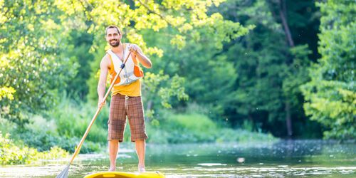 Stand Up Paddler auf Fluss