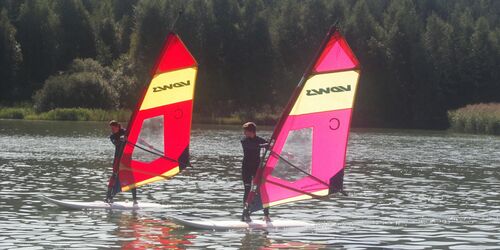 Zwei Windsurfer im Wasser