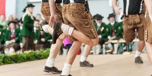 Personen in Lederhosen bei Schuhplattln