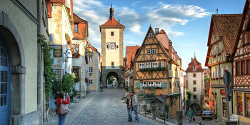 Stadtszene aus Rothenburg ob der Tauber mit Fachwerkhaus