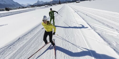 Zwei Skilangläufer im Schnee