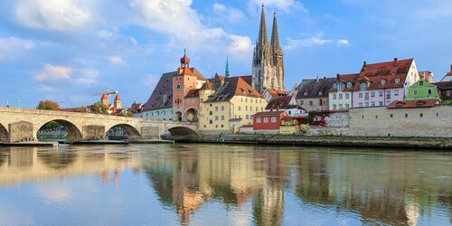 Blick vom Fluss aus auf Regensburg