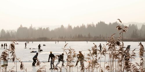 Menschen auf einem zugefrorenen See
