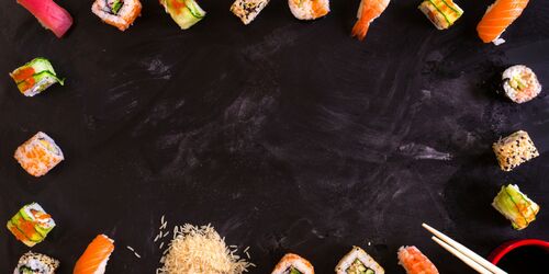 Schwarzer Tisch mit unterschiedlichen Sushis am Rand