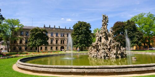 Blick auf den Brunnen im Erlanger Schlossgarten