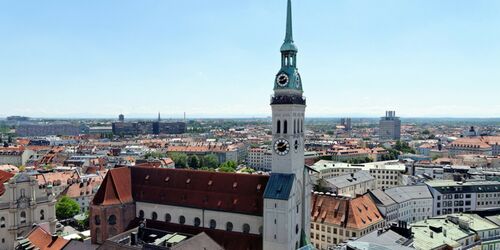 Blick aus der Luft auf den Alten Peter mit München im Hintergrund