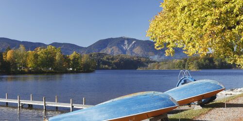 Blick auf den Staffelsee mit Booten im Vordergrund und Bergpanorama im Hintergrund