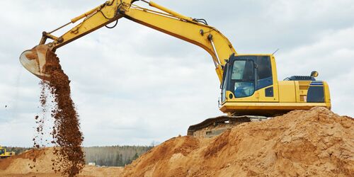 Gelber Bagger in einer Baugrube