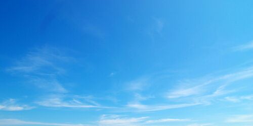 Blauer Himmel mit wenigen Schleierwolken