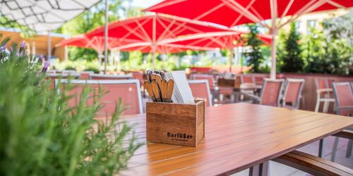 Tische und Sonnenschirme im Barfüßer Biergarten