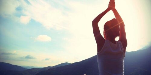 Blauer Himmel, Berge und Person in Yogapose