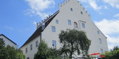 Schlossmuseum in Murnau vor blauem Himmel