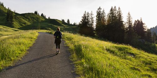 Frau auf Wanderweg