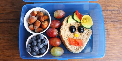 Brotdose mit belegtem Brot, Nüssen und Obst