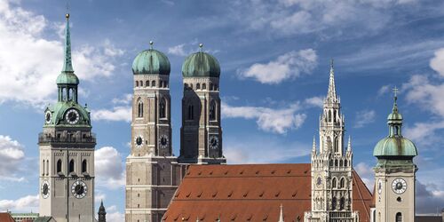 Frauenkirche in München vor blauem Himmel