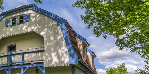 Weißes Haus mit blauer Verzierung